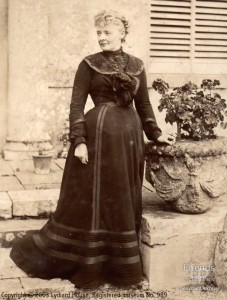 Photograph of Lady Bolingbroke on steps of Lydiard House
