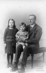Studio photograph of Rumming family, 1923